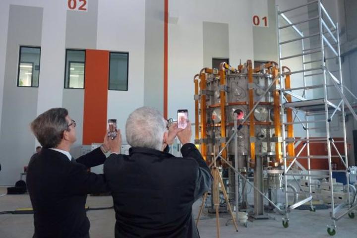 El consejero Paradela y Bernard Megenhann fotografían el Tokamak de la US