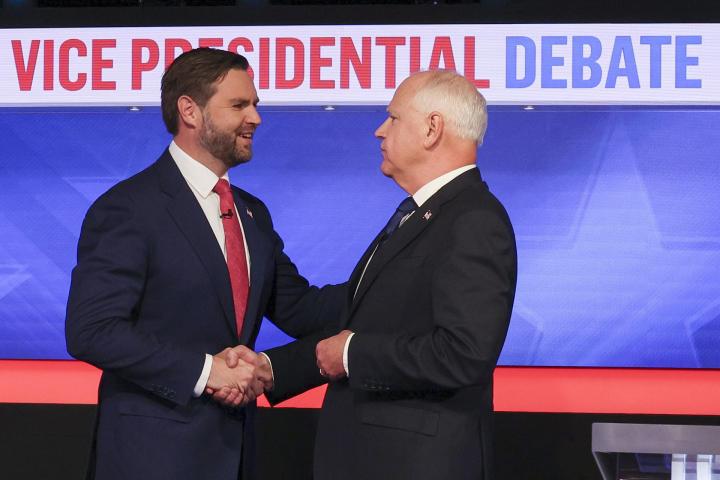 El republicano J.D. Vance saluda al demócrata Tim Walz en el debate vicepresencial.