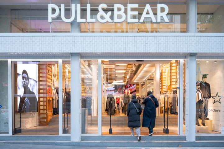Entrada de una tienda de Pull & Bear en España.