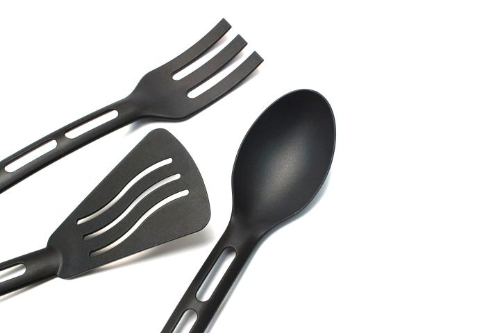 Imagen de archivo de unos utensilios de cocina elaborados con plástico negro.