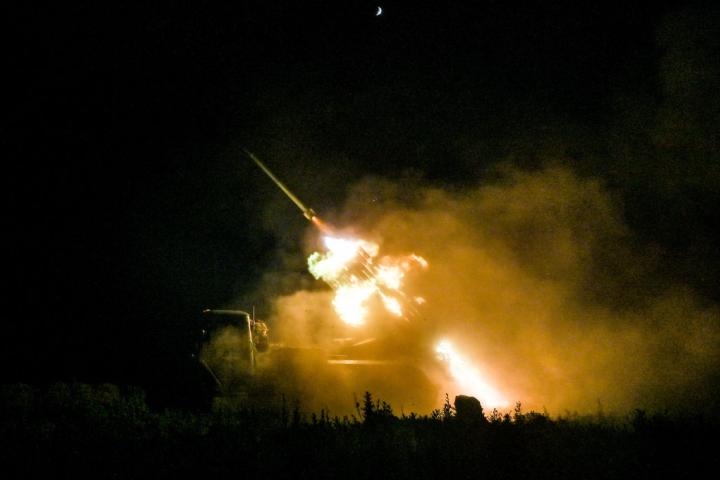 Militares de una batería de artillería de cohetes de la 148ª Brigada de Artillería Separada de las Fuerzas de Asalto Aéreo de Ucrania disparan un lanzacohetes múltiple BM-21 Grad