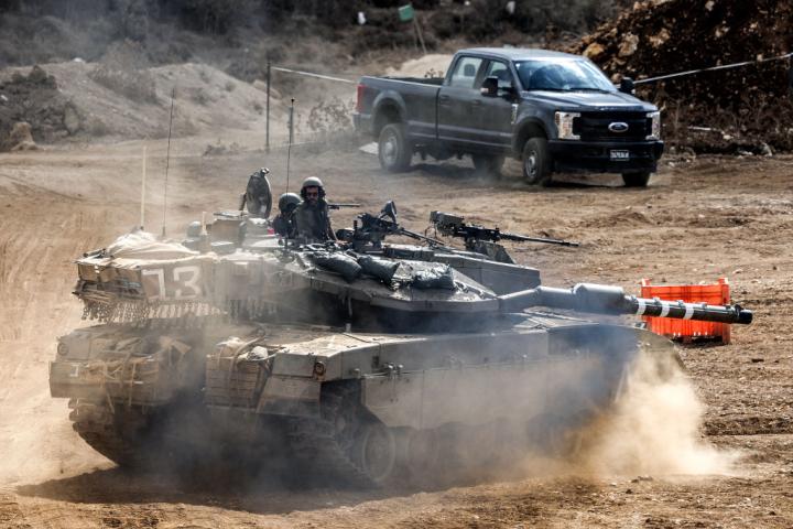 Un tanque israelí se mueve alrededor de la frontera con Líbano