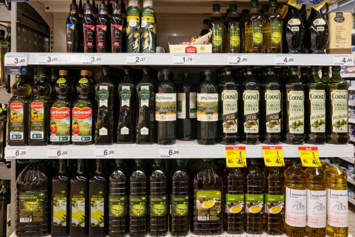 Estante de aceites de oliva en un supermercado