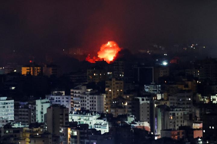 Explosión en Beirut después de un bombardeo de Israel sobre la capital del Líbano.
