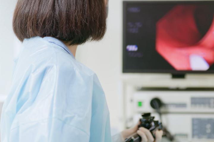 Una médico realizando una colonoscopia.