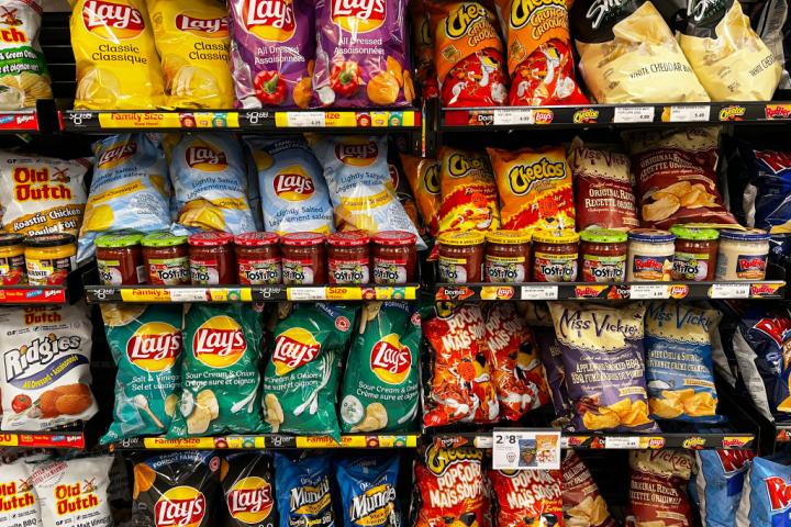 Algunos de los snacks más populares de PepsiCo en el lineal de los supermercados.