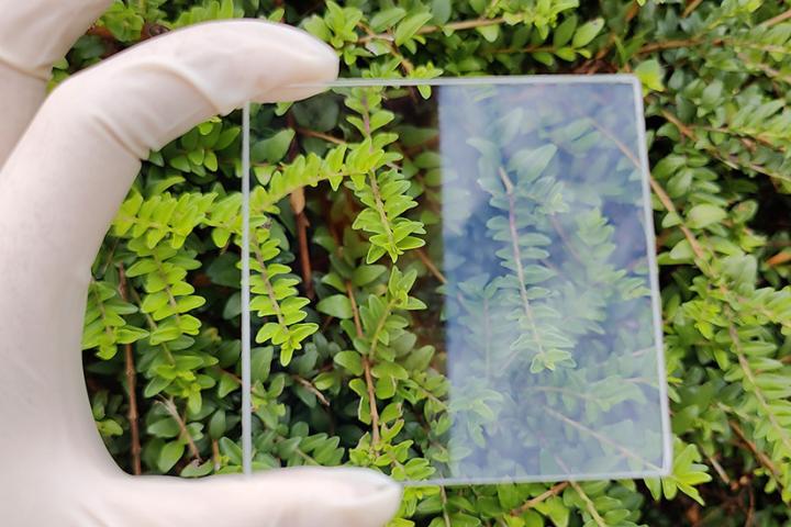 Comparación del vidrio antirreflectante y de otro que no lo es.