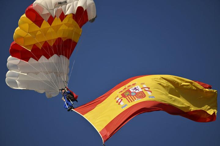 La bandera de España gigante que se despliega en el desfile de Madrid.
