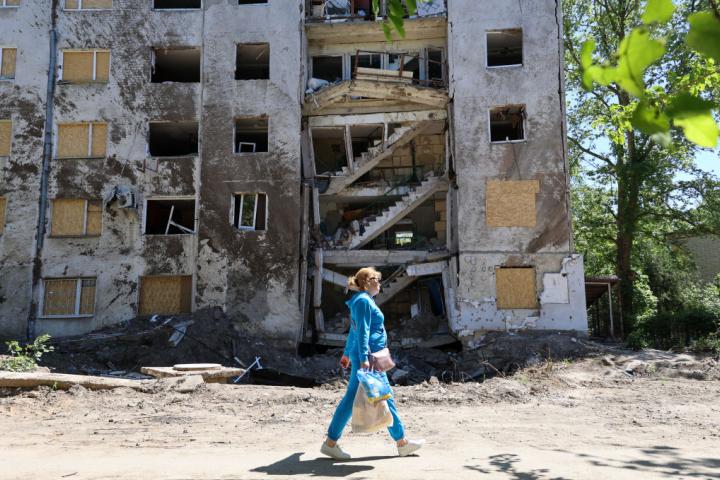 Una mujer camina por las calles de Jersón.