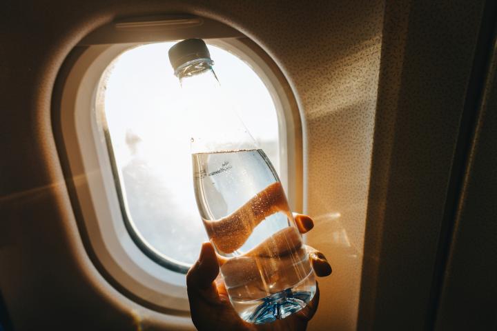 Foto de archivo de una botella de agua en un avión.