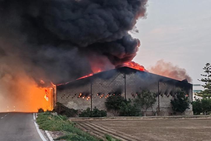 Un incendio que afecta desde primera hora de este domingo a una nave ubicada en el Camí Assagador de Vera, en el término municipal de Alboraia (Valencia).
