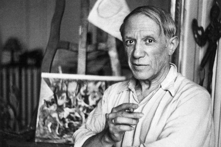 Pablo Picasso en su estudio de París