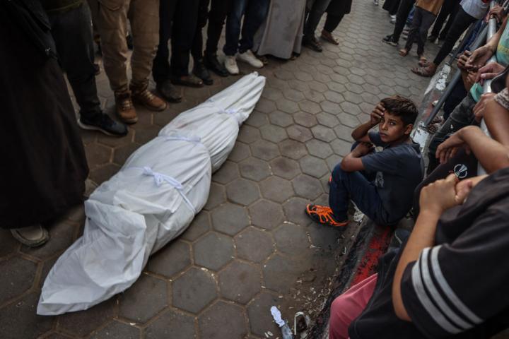 Restos mortales de uno de los fallecidos en otro bombardeo israelí en Gaza.