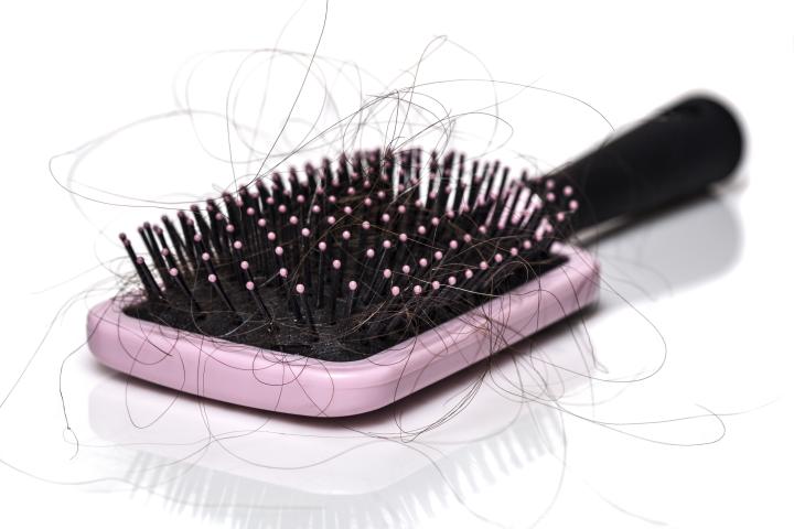 Un cepillo lleno de pelos.