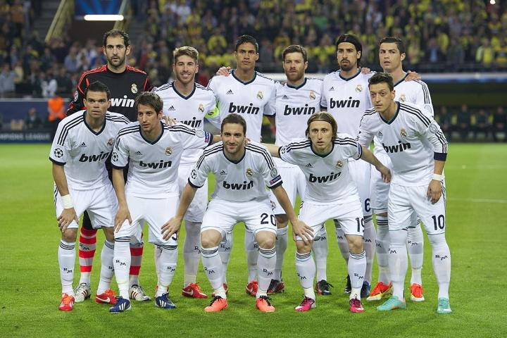 Foto de uno de los planteles del Madrid de 2013, en un duelo en Dortmund, Alemania.