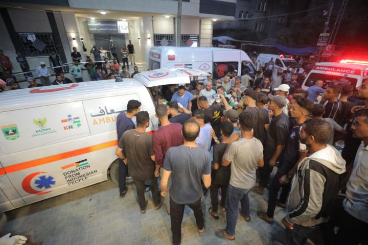 Traslado de heridos a un centro hospitalario de Gaza tras un bombardeo israelí en Bureij.