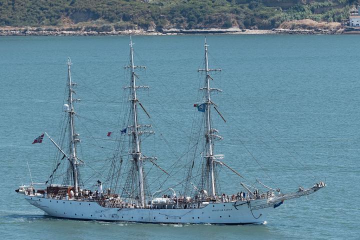 El buque escuela, Christian Radich, navega por aguas portuguesas en 2016.