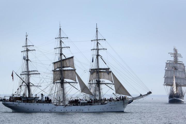 El velero noruego 'Christian Radich', con el ruso  'Kruzenshtern' de fondo, en una imagen de 2015.