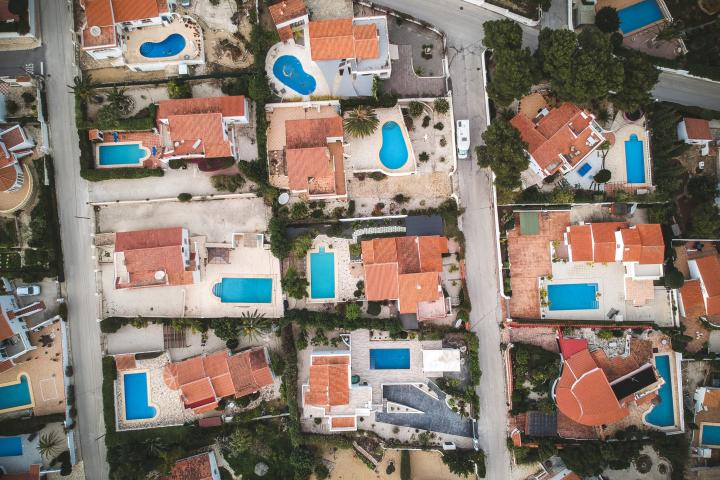 Foto de archivo de varios chalets.