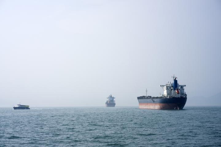 Un grupo de barcos navega cerca de la costa de Hong Kong, en el mar de China.