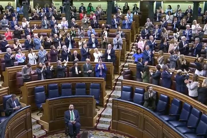 Diputados aplaudiendo en el Congreso tras la aprobación de la norma