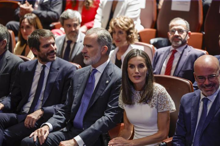 Felipe VI, junto al ministro de Cultura, Ernest Urtasun