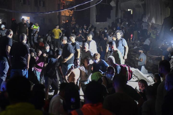 Los servicios de emergencia de Líbano atienden a las víctimas del último bombardeo.