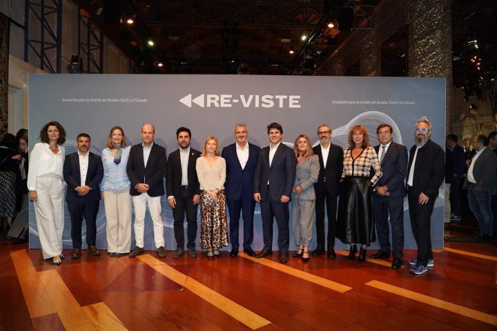Representantes de RE-VISTE junto con el director general, el Ministerio para la Transición Ecológica y el Reto Demográfico y el MITECO