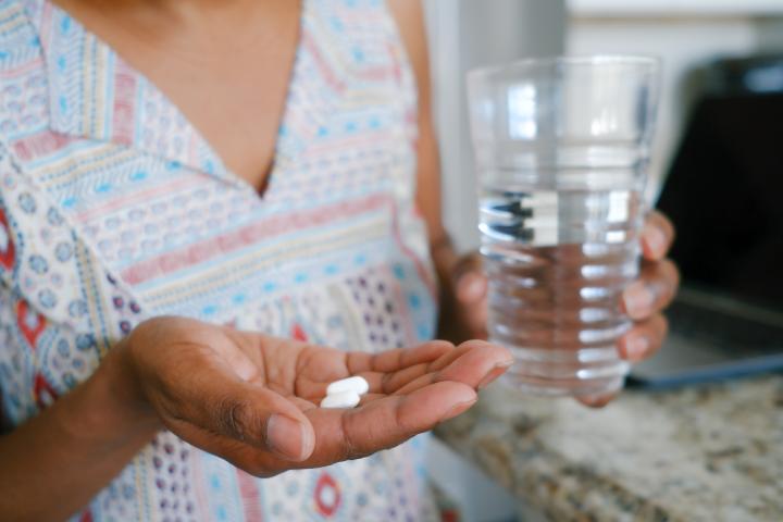 Una mujer consume una dosis responsable de Paracetamol.