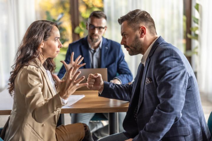 Una pareja, en proceso de divorcio, discute en la oficina de un abogado.