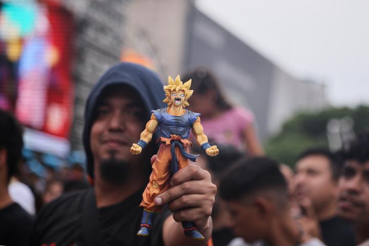 Una persona con una figura de Goku.