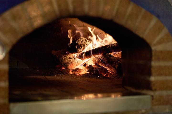 Imagen de una chimenea calentando un hogar.