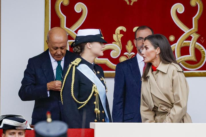 La princesa de Asturias charla con su madre antes de que empiece el acto por el 12 de octubre.