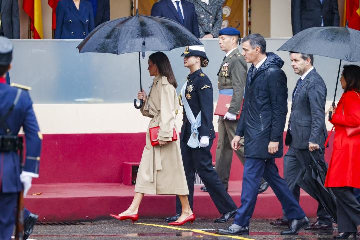 La reina Letizia, Pedro Sánchez y la princesa de Asturias accediendo a la Tribuna Real.