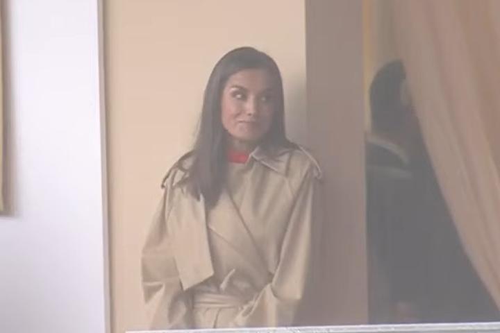 La reina Letizia, tras abandonar su posición en la tribuna del desfile del 12-O.