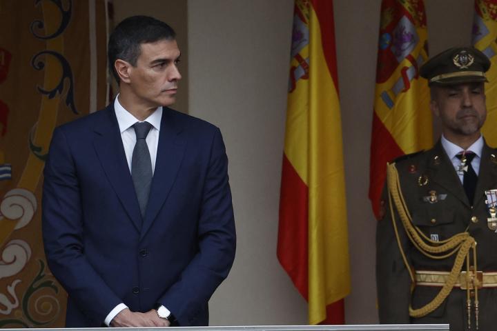 Pedro Sánchez en la tribuna de autoridades del desfile del 12 de octubre.