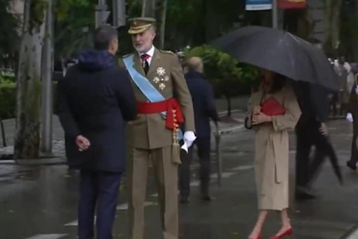 Pedro Sánchez saludando a los reyes y la princesa Leonor a su llegada al desfile del 12-O.