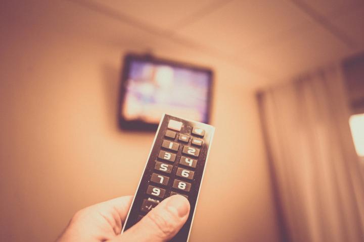Foto de archivo de una persona viendo la televisión en el hospital.