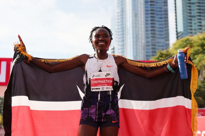 Ruth Chepngetich llega a la línea de meta después de batir el récord mundial en la maratón de Chicago.
