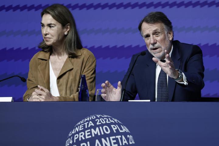 El presidente del Grupo Planeta, José Creuheras, y la presidenta del jurado, Carmen Posadas, durante la rueda de prensa de presentación del LXXIII Premio Planeta.