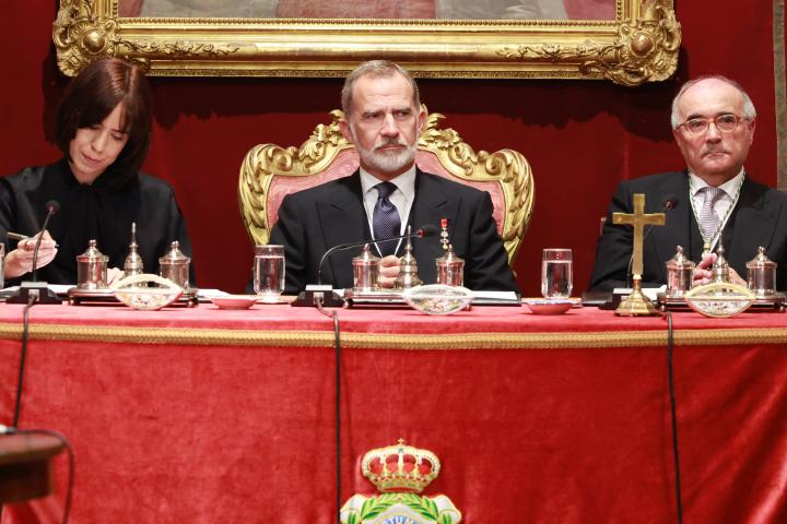 Felipe VI, junto a Diana Morant y Miguel Herrero y Rodríguez de Miñón, en el acto