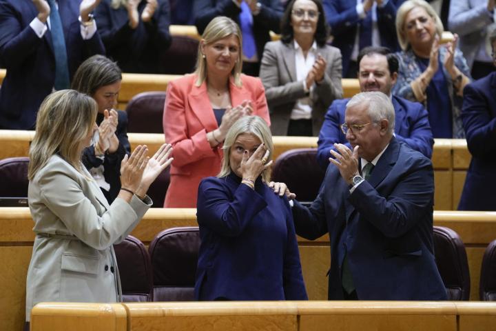 La portavoz del PP en el Senado, Alicia García Rodríguez (i), junto a Mari Mar Blanco y Javier Arenas (d) al inicio del debate de la Ley sobre intercambio de información de antecedentes penales, este lunes en el Senado.
