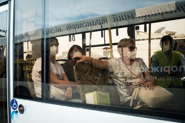 Un grupo de ucranianos participa en un simulacro de ataque bacteriológico en Ucrania.