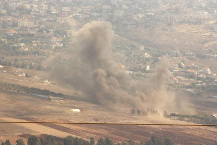 Una columna de humo tras un ataque israelí en Hiyam y Kfarhamam, al sur de Líbano, contra supuestas posiciones de la milicia chií Hizbulá.