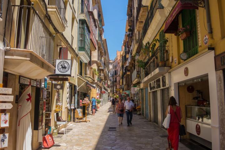 Vista de una de las calles de la zona vieja de Palma de Mallorca.