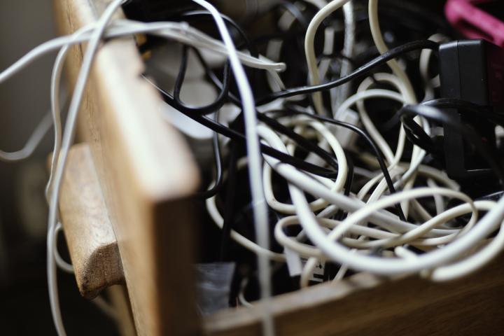 Imagen de archivo de una maraña de cables en un cajón.