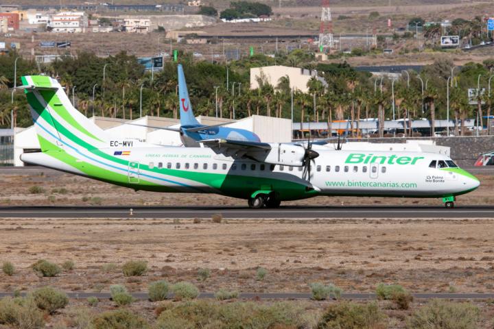 Un avión de la aerolínea Binter toma tierra