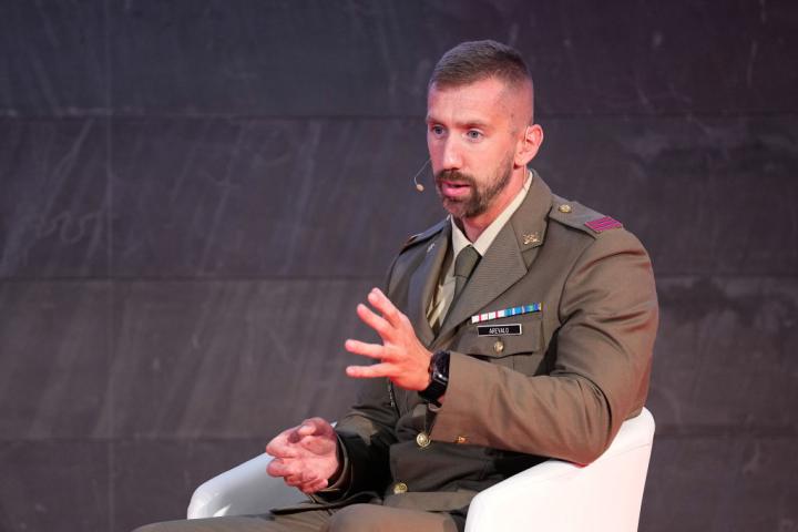 Carlos Arévalo, con su uniforme militar, en el acto celebrado en la sede del COE