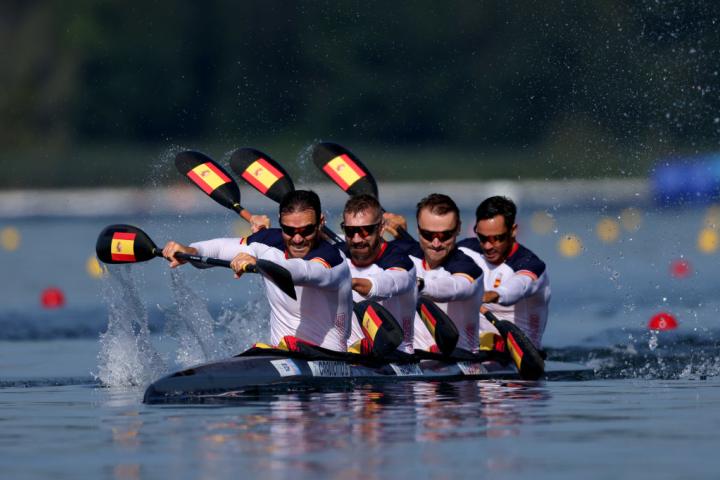 Carlos Arévalo, el segundo del K4-500 que compartió con Saúl Craviotto, Marcus Cooper y Rodrigo Germade, en plena acción en París 2024