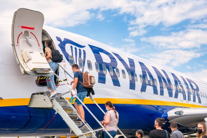 Pasajeros suben a un avión Ryanair en un aeropuerto de Rumania.